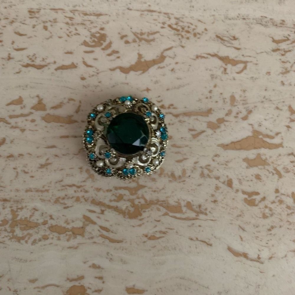 Green brooch 